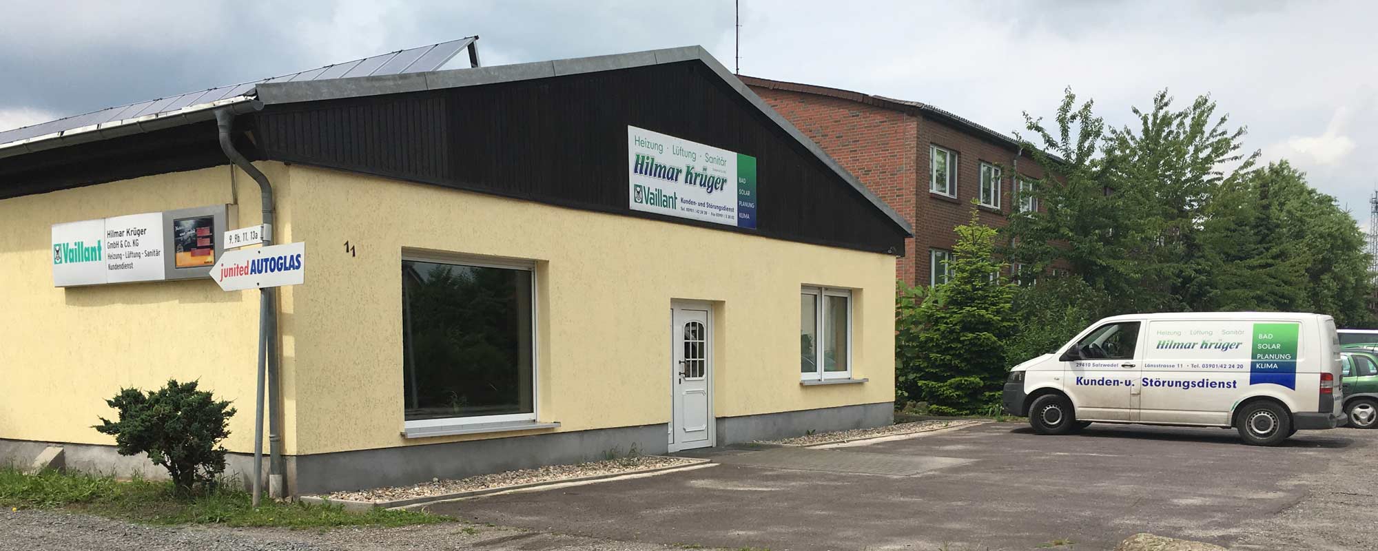 Hilmar Krüger GmbH & Co. KG in Salzwedel, Firmengebäude mit davor stehendem Firmenwagen